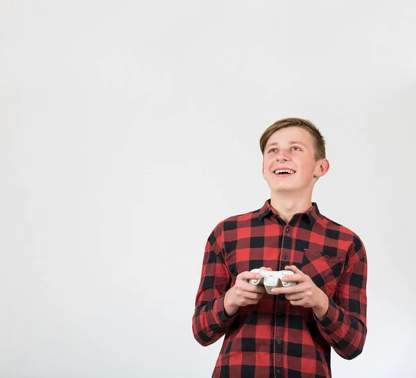 Зачарований хлопчик-підліток грає у відеоігри ізольовані над білою спиною — стокове фото