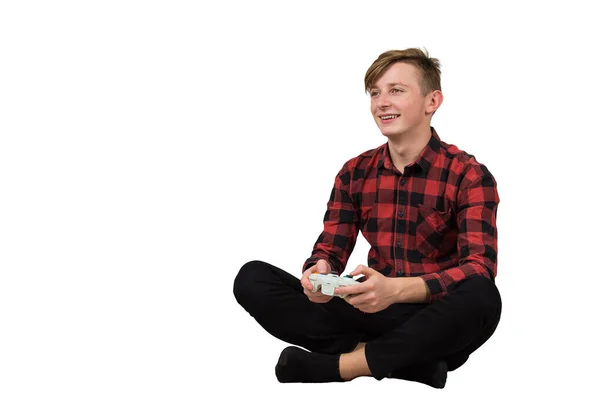 Зачарований хлопчик-підліток сидить на підлозі граючи в відеоігри — стокове фото