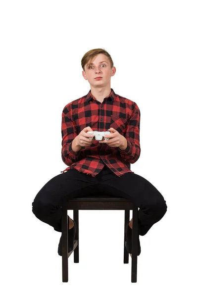 被惊慌失措的男孩坐在椅子上玩电子游戏孤立无援 — 图库照片