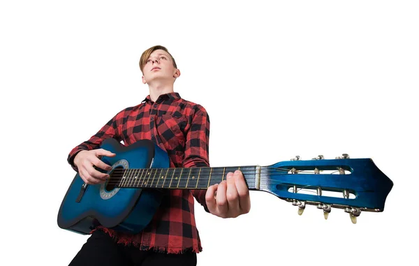 Sério adolescente cara tocando na guitarra acústica isolado o — Fotografia de Stock