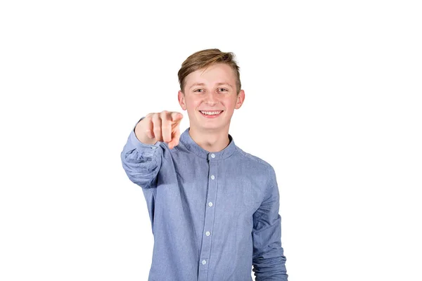 Радісний хлопець підліток вказує індекс пальця, дивлячись на зуб камери — стокове фото