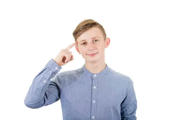 Портрет розумного хлопчика-підлітка, який вказує переслідувача на голову взуття — стокове фото