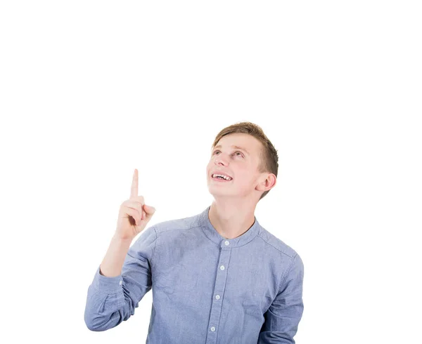 Χαρούμενος έφηβος που δείχνει με το δάχτυλο και ψάχνει για χαρούμενη έξοδο. — Φωτογραφία Αρχείου