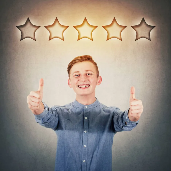 Glada pojke tonåring visar tummen upp, som symbol, positiv — Stockfoto