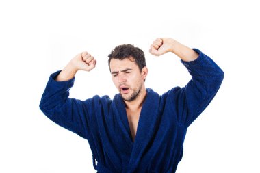 Mavi bornozla esneyen uykulu genç adamın portresi 