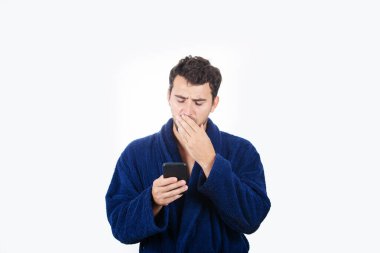 Uykulu genç adamın portresi dağınık saçlar, mavi bornoz saçı var.