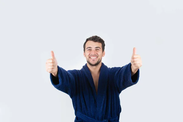 Retrato de jovem alegre na manhã positiva sorrindo show — Fotografia de Stock