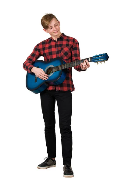Retrato de comprimento total de adolescente menino orgulhoso jogando na acústica — Fotografia de Stock
