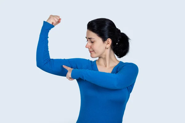 Mujer fuerte, decidida, confiada señalando a su muscl bíceps — Foto de Stock