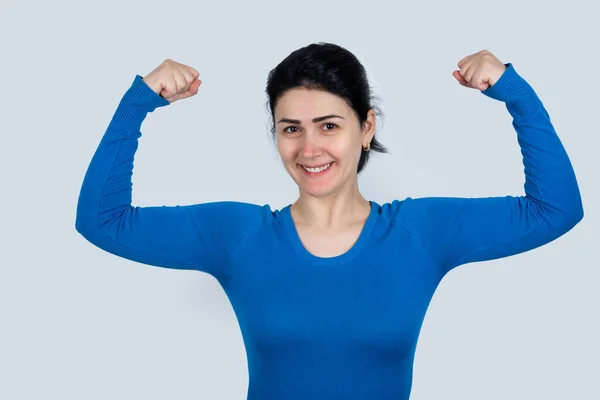 Mujer fuerte, decidida y confiada con su puño levantando el showi — Foto de Stock