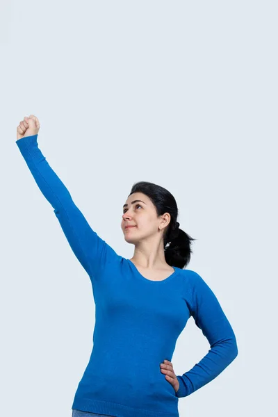 Donna forte, determinata, fiduciosa con il pugno alzando il braccio ciao — Foto Stock