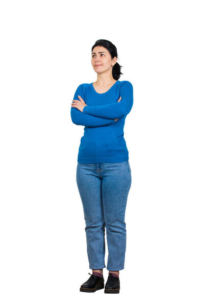 Портрет неформальной, уверенной в себе молодой женщины, позирующей остроумной
