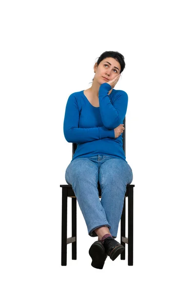 Πλήρες πορτρέτο της casual νεαρή γυναίκα κάθεται σε μια καρέκλα kee — Φωτογραφία Αρχείου