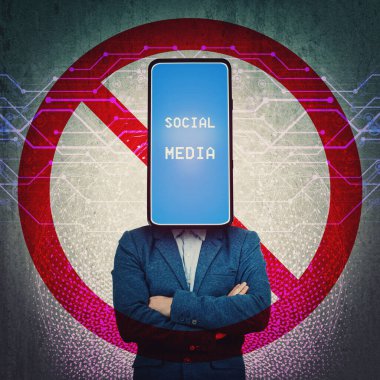 Sosyal medya sansürü, ABD başkanları arasında sosyal ağları yasaklayan siyasi savaş. Arkasında yasak levhası olan akıllı telefon kafalı biri. İnternet iletişim riski kavramı.