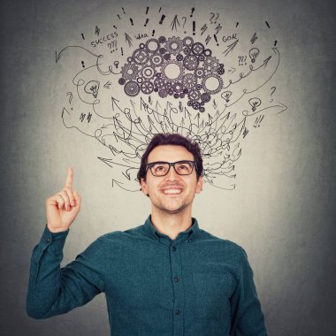 Memnun iş adamı, işaret eden tatmin olmuş görünüyor. Çarklı beyin, oklar ve eğriler kafanın üstündeki düşünceler gibi çizimler. Neşeli bir iş adamı, gözlük takıyor, zihinsel gelişim kavramı.