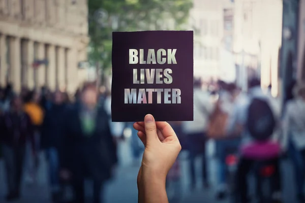 Black Lives Matter Straatdemonstratie Menselijke Hand Houdt Een Duister Protestspandoek — Stockfoto