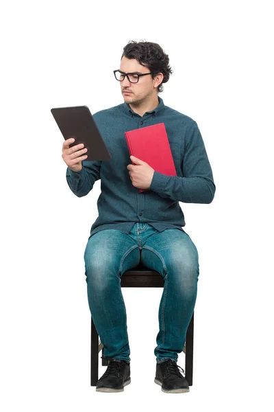 Meraklı Bir Öğrenci Öğretmen Kırmızı Bir Kitap Tutarken Bilgisayar Tableti — Stok fotoğraf