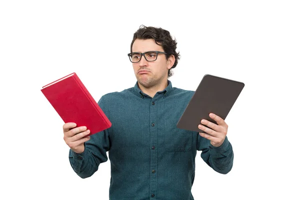 Pensive Jovem Estudante Tem Que Escolher Entre Livro Tradicional Tablet — Fotografia de Stock