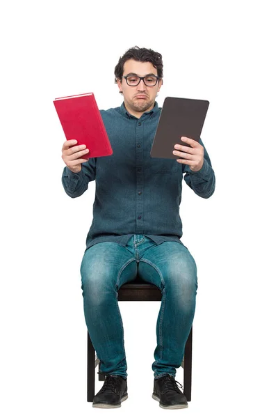 Sandalyeye Oturan Düşünceli Erkek Öğrenci Geleneksel Bir Kitapla Beyaza Izole — Stok fotoğraf