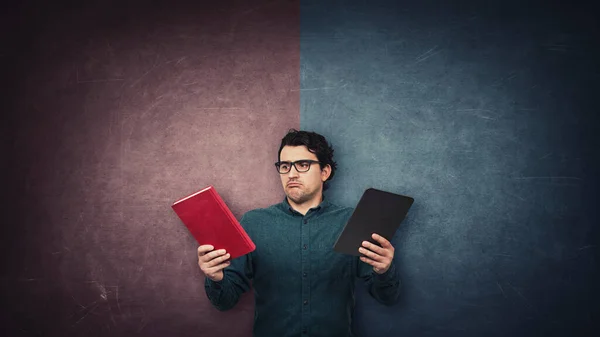 Der Männliche Student Hat Die Wahl Zwischen Einem Traditionellen Buch — Stockfoto