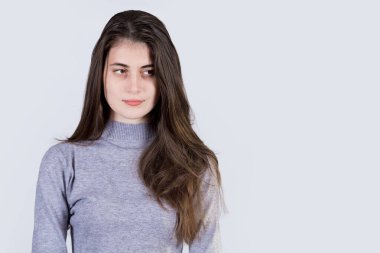 Çaresiz öğrenci kız endişeli, depresyonda, yalnız başına oturuyor. Kafa karışıklığı, endişe ve baş ağrısı hissi..