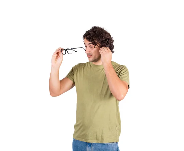 Jovem Confuso Consertando Óculos Tentando Olhar Através Lentes Visão Pobre — Fotografia de Stock