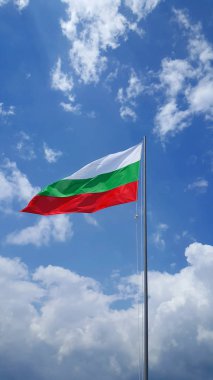 Güzel bir mavi gökyüzü ve bulutlar karşı Bulgar bayrak
