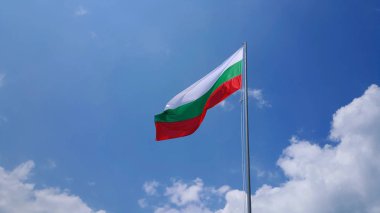 Güzel bir mavi gökyüzü ve bulutlar karşı Bulgar bayrak