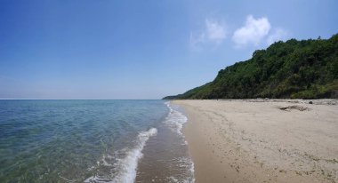 Bulgar Karadeniz kıyısında güzel boş plaja görüntülemek