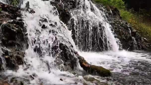 Водопад Горах Видео Замедленного Движения — стоковое видео