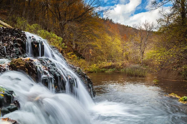 Hösten Bergslandskap Och Vattenfall — Stockfoto