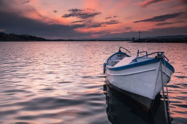 Gün batımında bağlantı noktasındaki balıkçı teknesi
