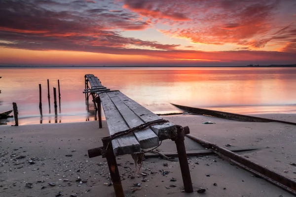 Beau Coucher Soleil Sur Les Piliers Bois Sur Plage — Photo