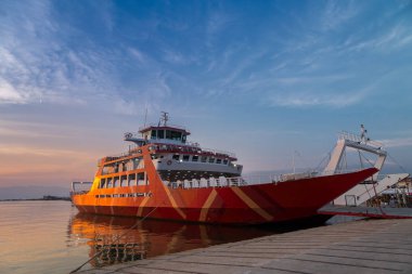 Kırmızı günbatımı Yunanistan limanından feribotla