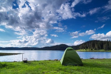 Çadır yakınındaki güzel bulutlar altında Barajı