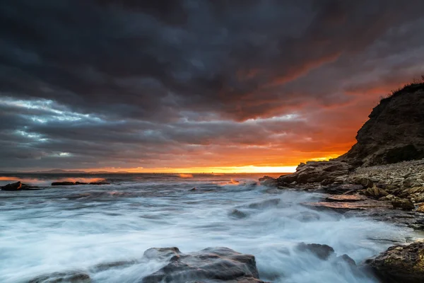 Lindas Nuvens Pôr Sol Costa Rochosa — Fotografia de Stock