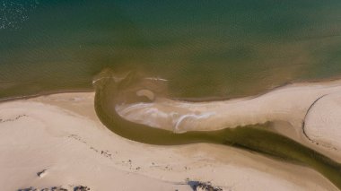 Deniz resort Sunny Beach, Bulgaristan kumsalda denizde akan nehrin havadan görünümü
