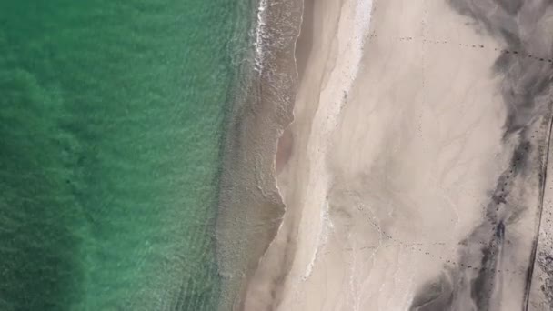 Εναέρια Άποψη Από Τον Αέρα Στην Παραλία Στις Ακτές Της — Αρχείο Βίντεο