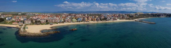 Bulgaristan Karadeniz kıyısındaki deniz beldesi Ravda'ya havadan panoramik manzara