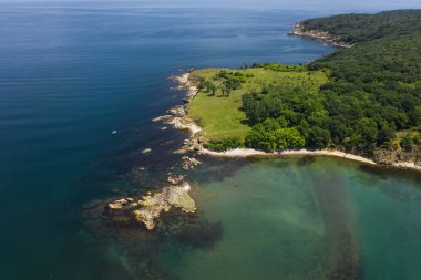 Bulgar Karadeniz 'de güzel kıyı şeridinin havadan drone görünümü