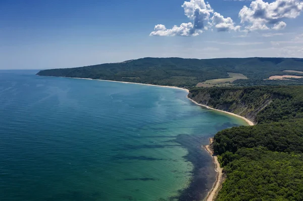 Karadeniz'in güzel sahil şeridine drone manzarası. Obzor, Bulgaristan