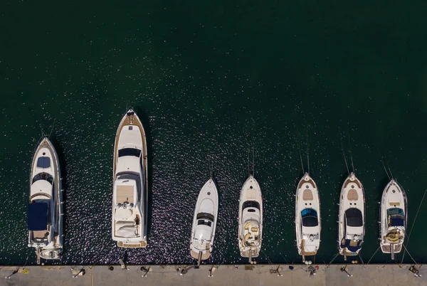 Luchtfoto Van Drone Naar Jacht Zeilboot Afgemeerd Aan Kade — Stockfoto