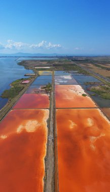 Pomorie, Bulgaristan yakınlarındaki renkli tuz bataklığına havadan insansız hava aracı görünümü