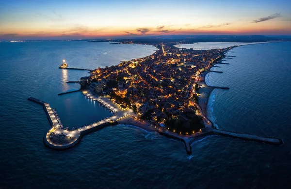 Bulgaristan'ın Karadeniz kıyısındaki Pomorie şehrine gece havadan insansız hava aracı görünümü