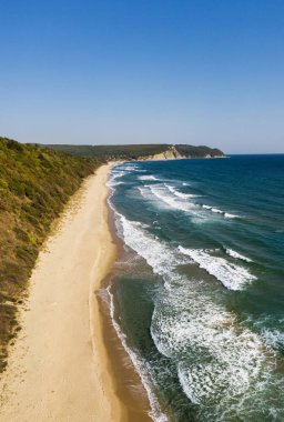 Karadeniz'in güzel plajına drone manzarası. Plaj Irakli