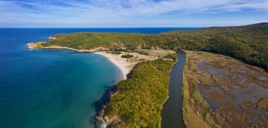 Güzel plaj Arkutino ve nehir Ropotamo.Karadeniz, Bulgaristan drone görünümü.