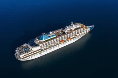 İnsansız hava aracının denizdeki yolcu gemisine görüntüsü