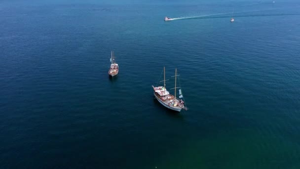 Две Деревянные Яхты Море — стоковое видео