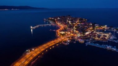 Yazın gece Nessebar şehrine insansız hava aracı görüntüsü. 4k hiper hızlandırılmış video