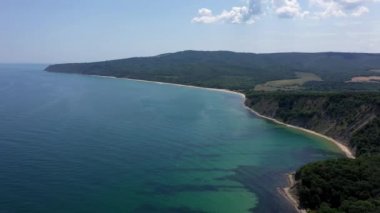 Karadeniz'in güzel sahil şeridine drone manzarası. Obzor, Bulgaristan